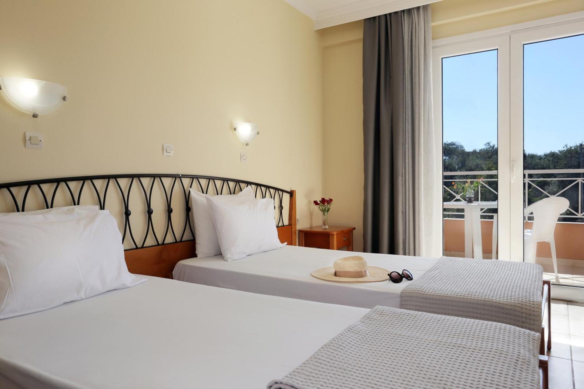 Kavos Plaza Hotel Esterno foto