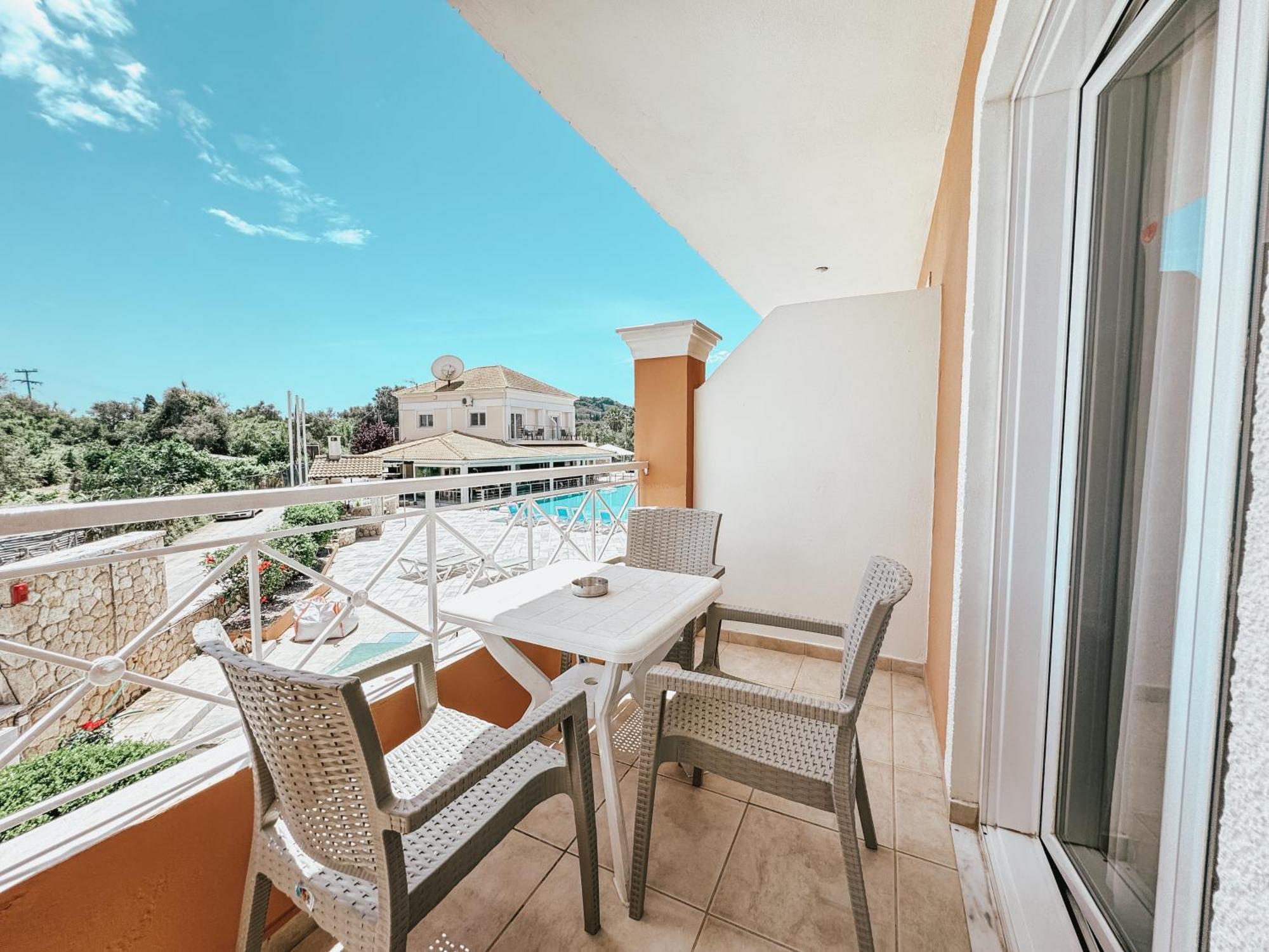 Kavos Plaza Hotel Esterno foto