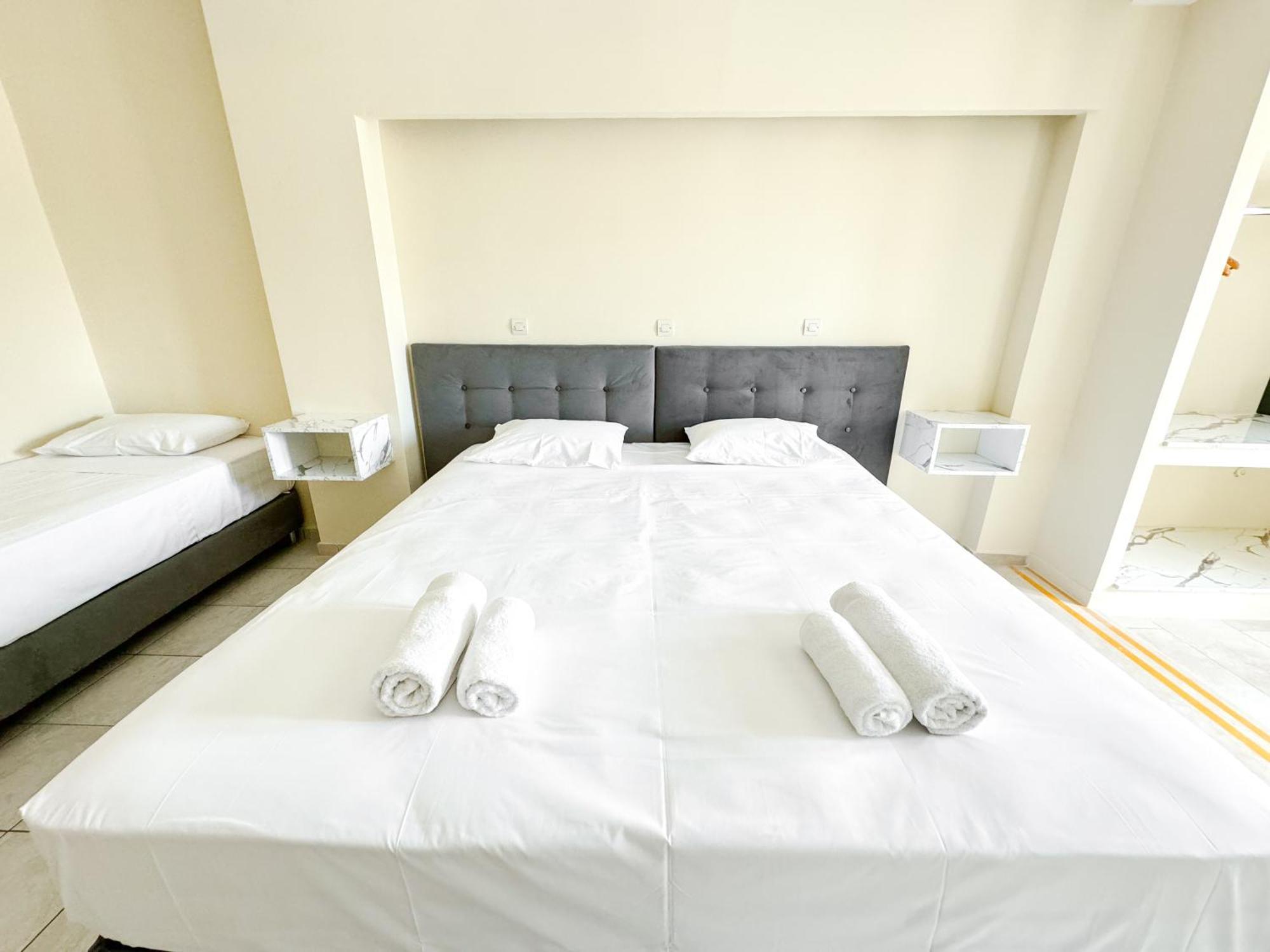 Kavos Plaza Hotel Esterno foto