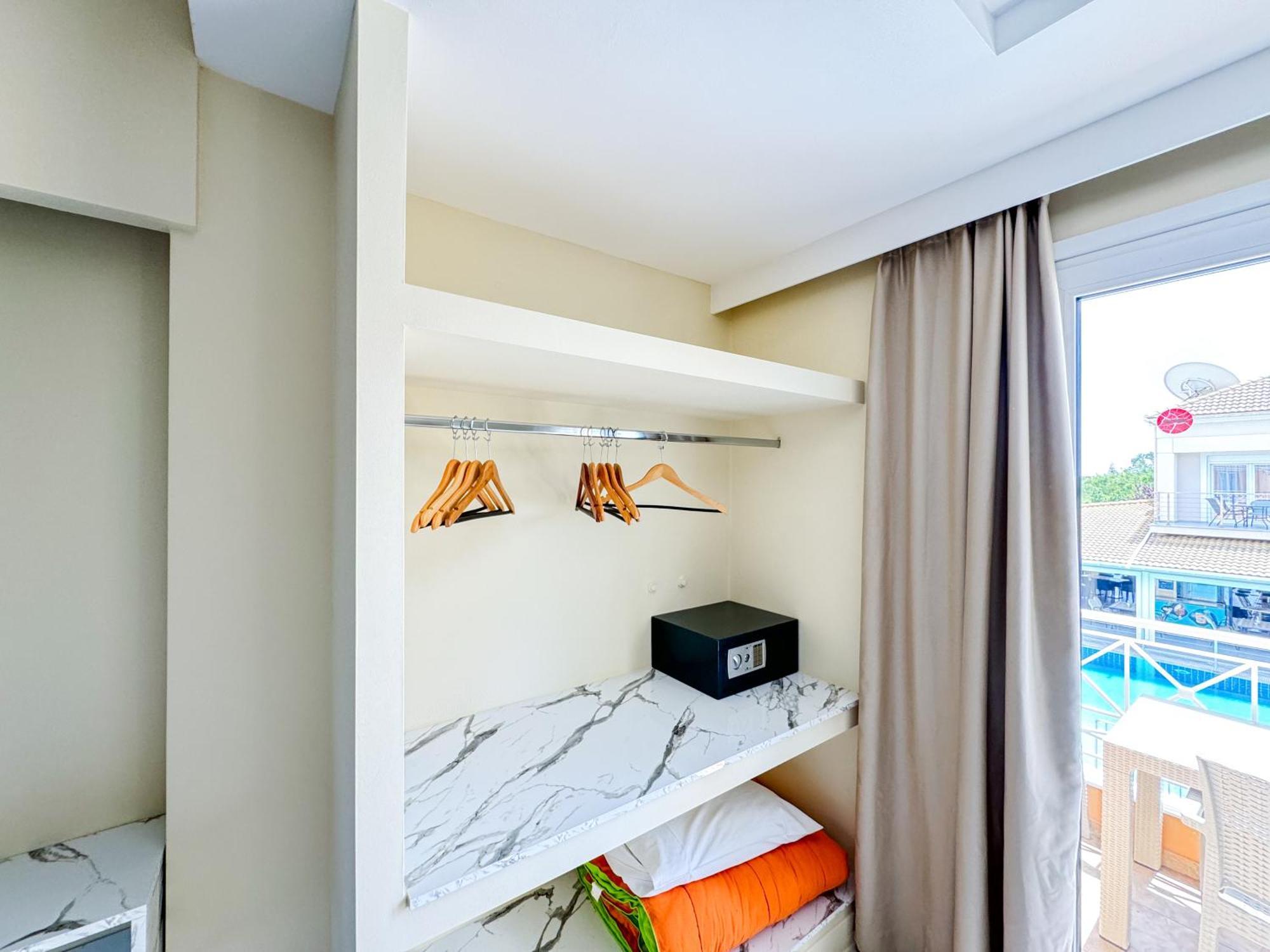 Kavos Plaza Hotel Esterno foto