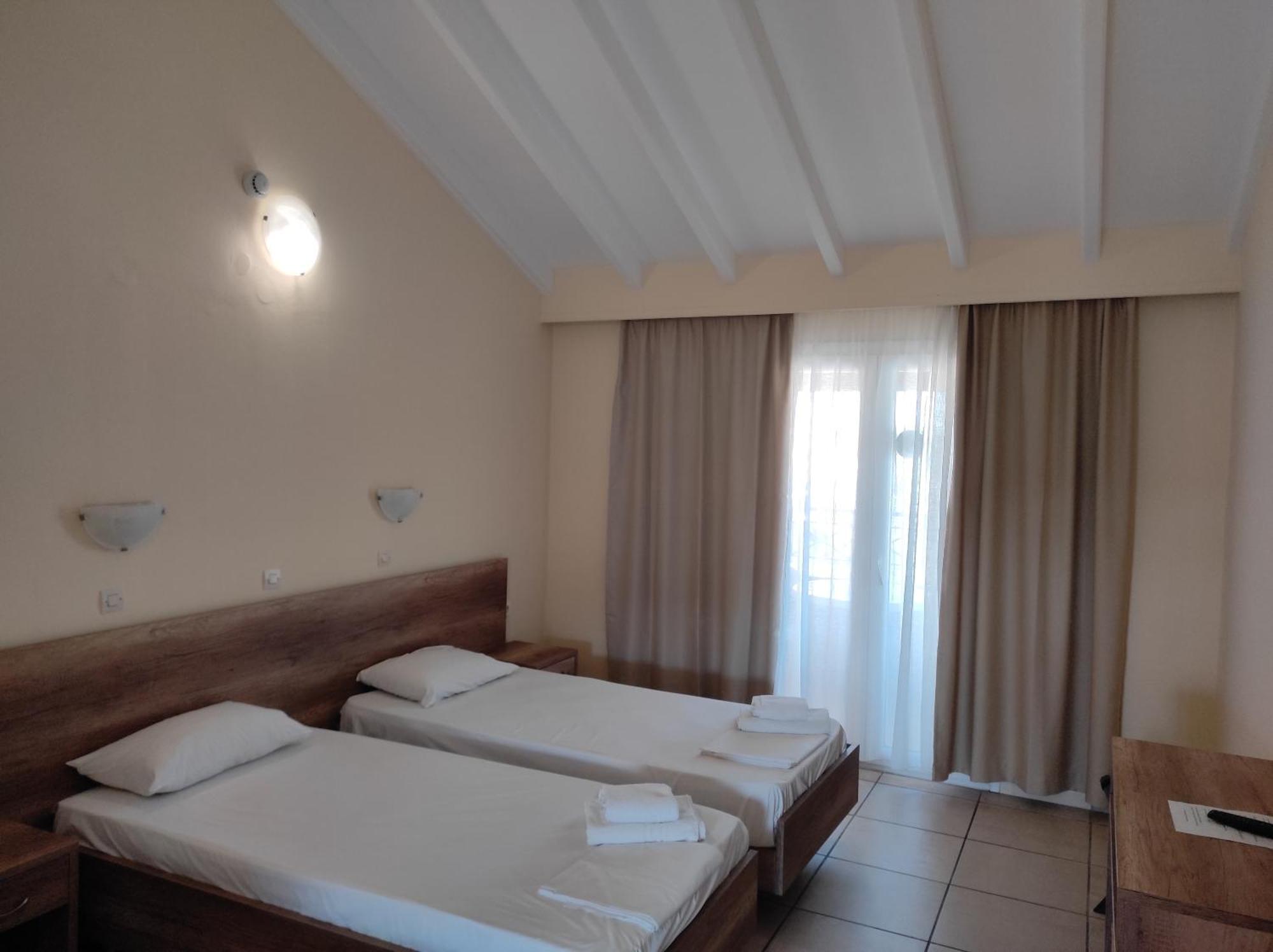 Kavos Plaza Hotel Esterno foto
